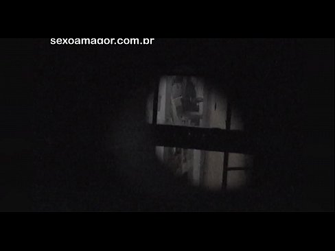 ❤️ Blondie estas sekrete filmita fare de najbara voyeur kaŝita malantaŭ kavaj brikoj ❤❌ Faka video ĉe ni ❌️