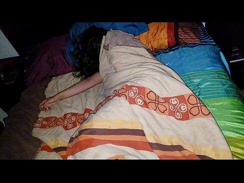 ❤️ Vicfilo kritikante sian junan duonpatrinon dum ŝi dormas. ❤❌ Faka video ĉe ni ❌️