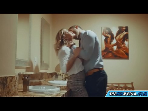 ❤️ Kiam belplena blondulo delogas vin en publika necesejo ❤❌ Faka video ĉe ni ❌️